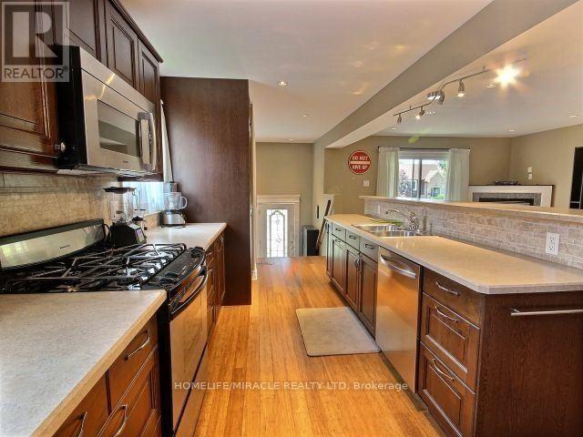 2500 Cobbinshaw Circle, Mississauga, ON - Indoor Photo Showing Kitchen With Double Sink