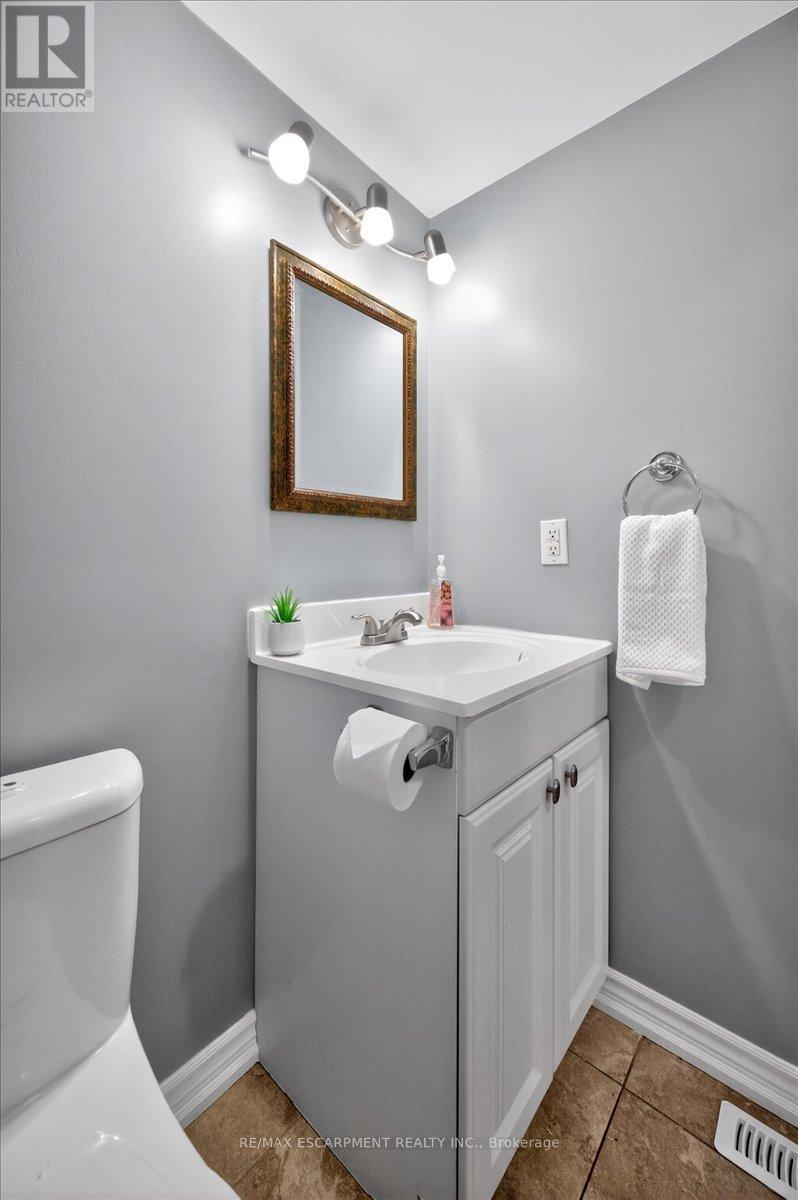 71 Royaledge Way, Hamilton, ON - Indoor Photo Showing Bathroom