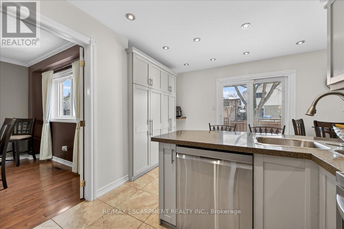 71 Royaledge Way, Hamilton, ON - Indoor Photo Showing Kitchen With Double Sink