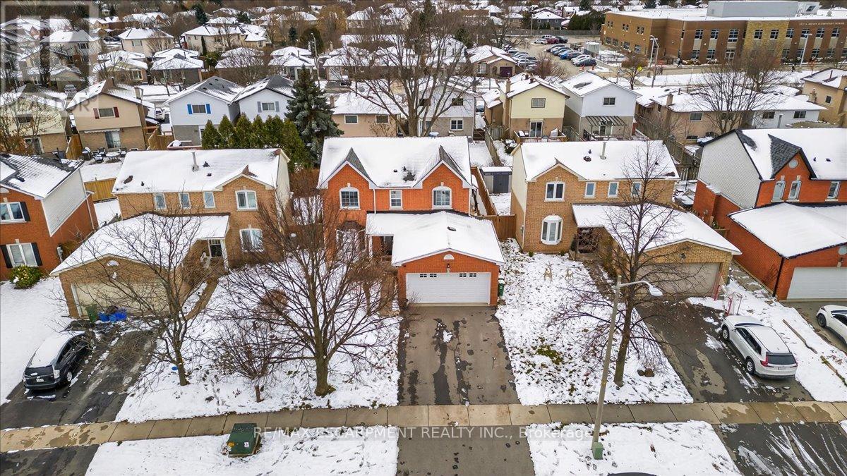 71 Royaledge Way, Hamilton, ON - Outdoor