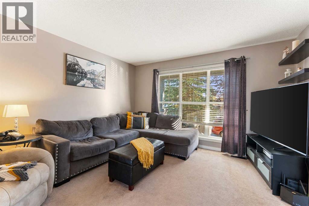133 Auburn Bay View Se, Calgary, AB - Indoor Photo Showing Living Room