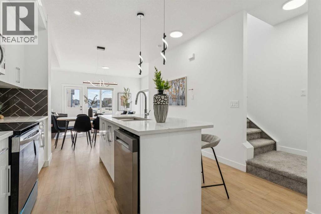 205, 95 Saddlecrest Circle Ne, Calgary, AB - Indoor Photo Showing Kitchen With Upgraded Kitchen