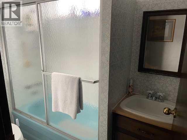 Basement washroom - 6311 Pineridge Road Ne, Calgary, AB - Indoor Photo Showing Bathroom