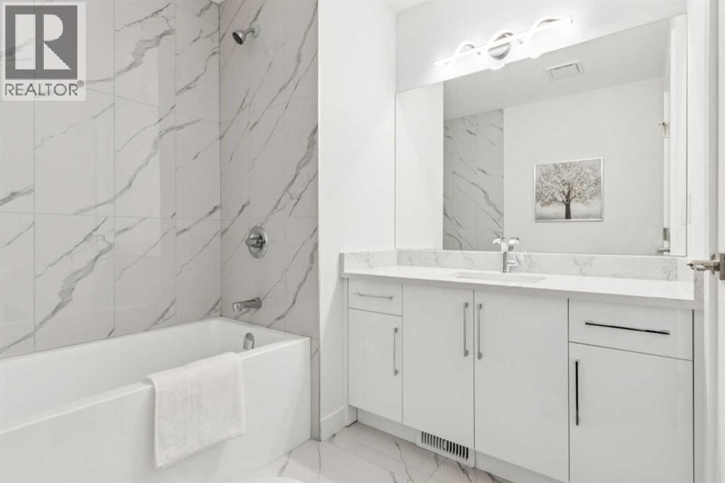 204, 95 Saddlecrest Circle Ne, Calgary, AB - Indoor Photo Showing Bathroom