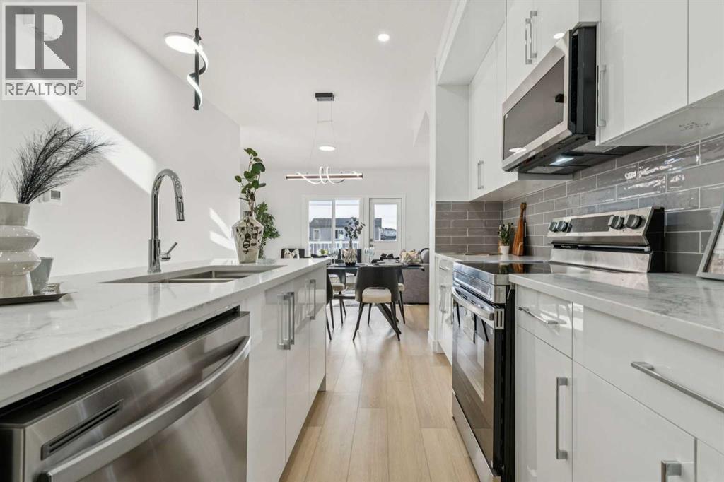 204, 95 Saddlecrest Circle Ne, Calgary, AB - Indoor Photo Showing Kitchen With Upgraded Kitchen