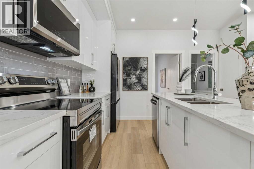 204, 95 Saddlecrest Circle Ne, Calgary, AB - Indoor Photo Showing Kitchen With Double Sink With Upgraded Kitchen