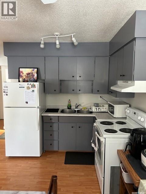 A And B 402 Ash Street E, Saskatoon, SK - Indoor Photo Showing Kitchen
