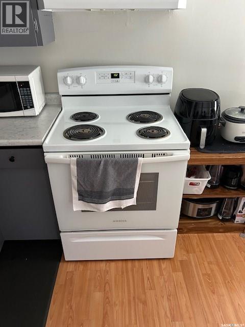 A And B 402 Ash Street E, Saskatoon, SK - Indoor Photo Showing Kitchen