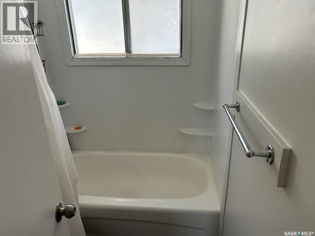 A And B 402 Ash Street E, Saskatoon, SK - Indoor Photo Showing Bathroom