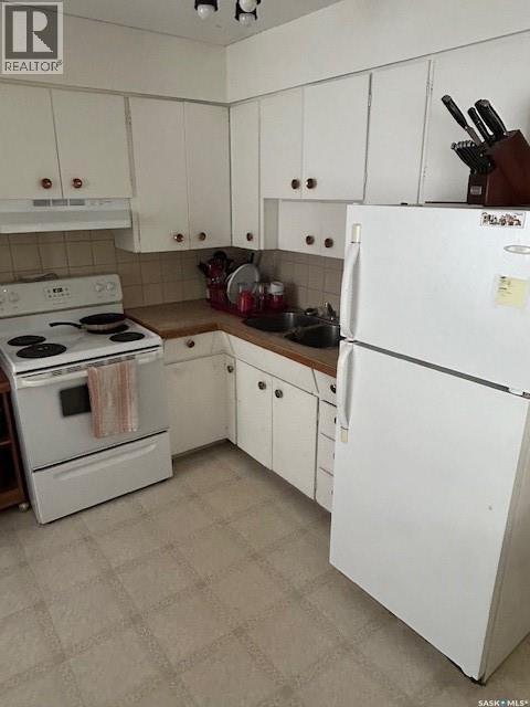 A And B 402 Ash Street E, Saskatoon, SK - Indoor Photo Showing Kitchen