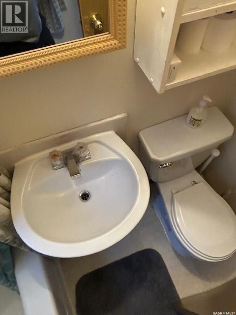 A And B 402 Ash Street E, Saskatoon, SK - Indoor Photo Showing Bathroom