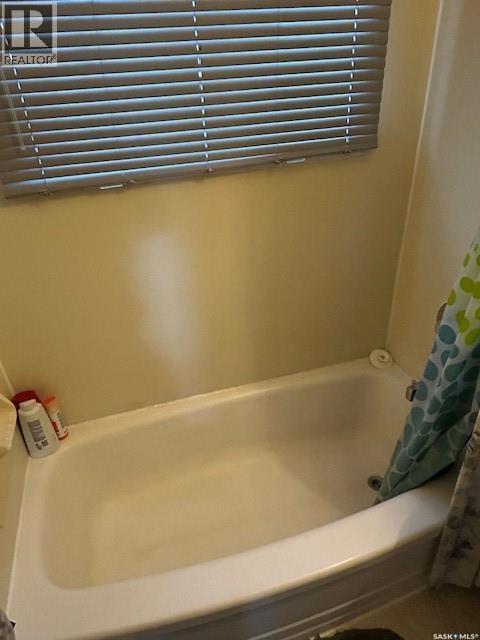 A And B 402 Ash Street E, Saskatoon, SK - Indoor Photo Showing Bathroom