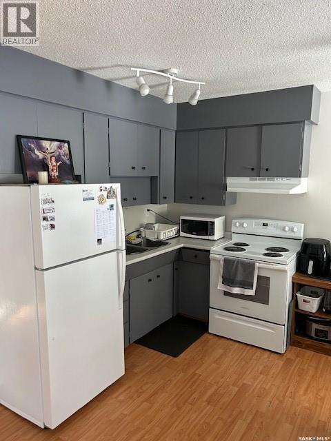 A And B 402 Ash Street E, Saskatoon, SK - Indoor Photo Showing Kitchen