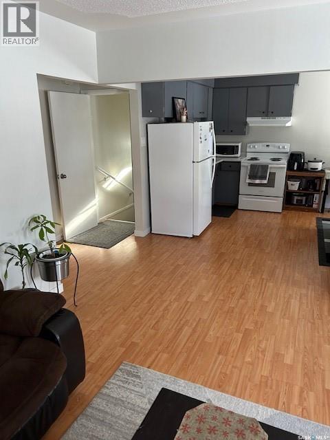 A And B 402 Ash Street E, Saskatoon, SK - Indoor Photo Showing Kitchen
