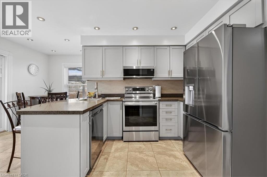 71 Royaledge Way, Hamilton, ON - Indoor Photo Showing Kitchen With Upgraded Kitchen