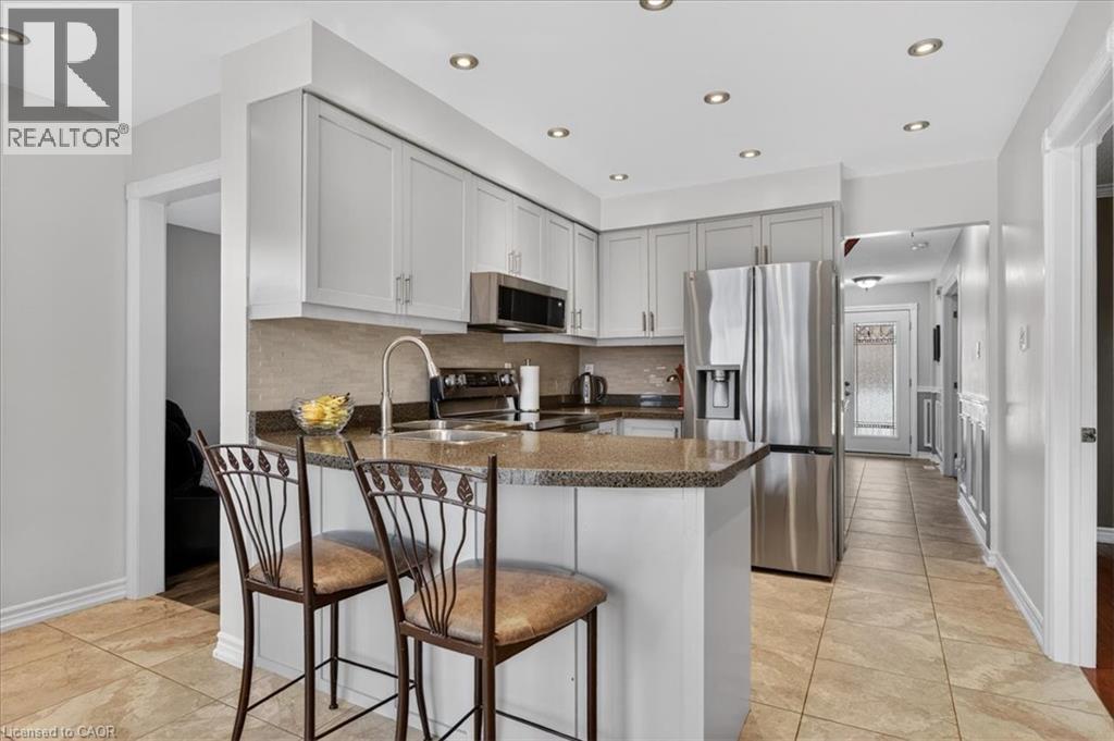 71 Royaledge Way, Hamilton, ON - Indoor Photo Showing Kitchen With Upgraded Kitchen