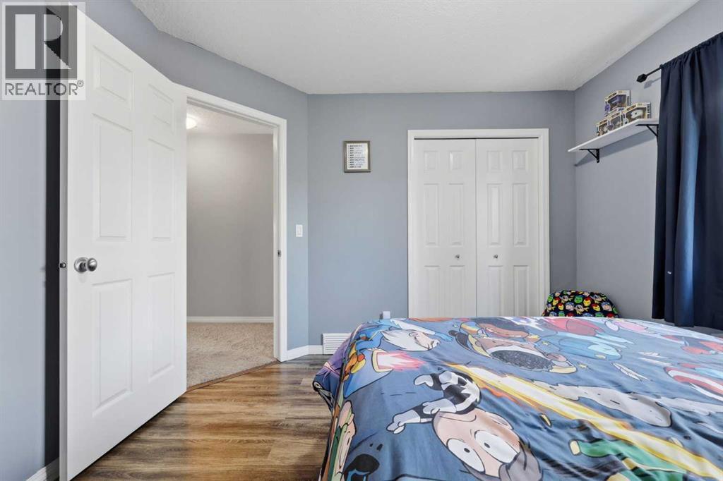 307 Valley Crest Court Nw, Calgary, AB - Indoor Photo Showing Bedroom