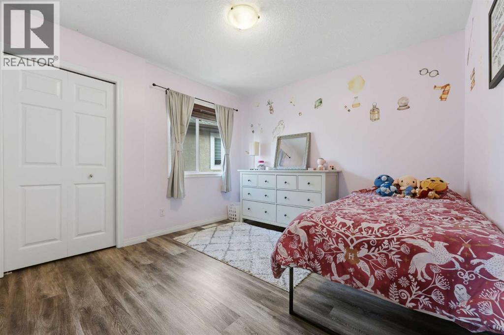 307 Valley Crest Court Nw, Calgary, AB - Indoor Photo Showing Bedroom