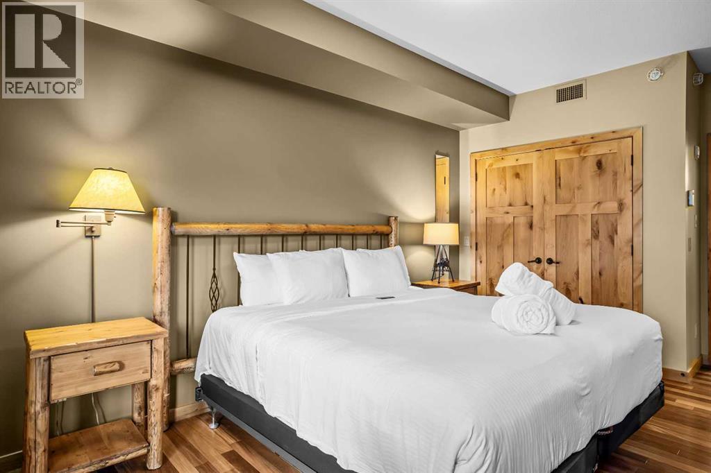 112, 379 Spring Creek Drive, Canmore, AB - Indoor Photo Showing Bedroom