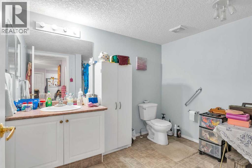 3340, 6818 Pinecliff Grove Ne, Calgary, AB - Indoor Photo Showing Bathroom