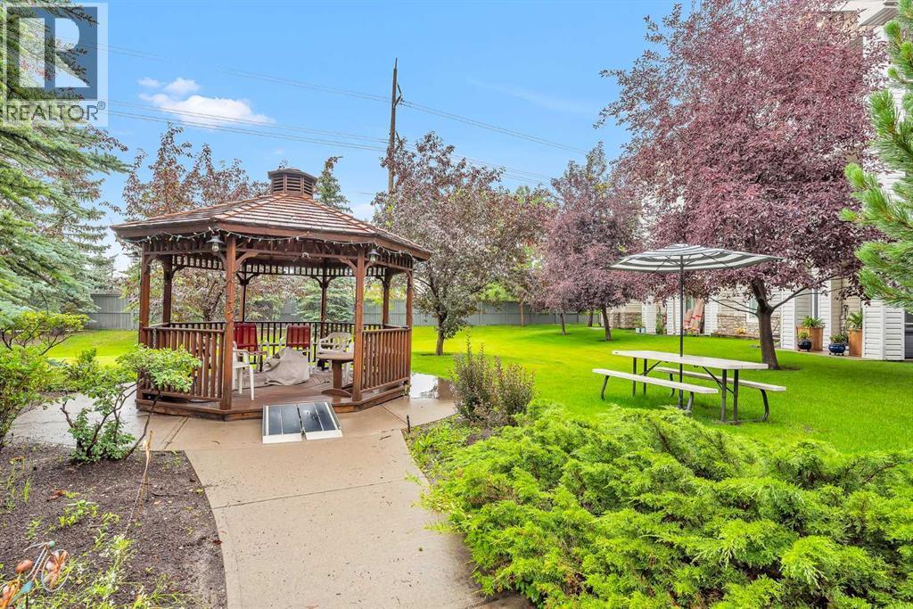 3340, 6818 Pinecliff Grove Ne, Calgary, AB - Outdoor With Backyard