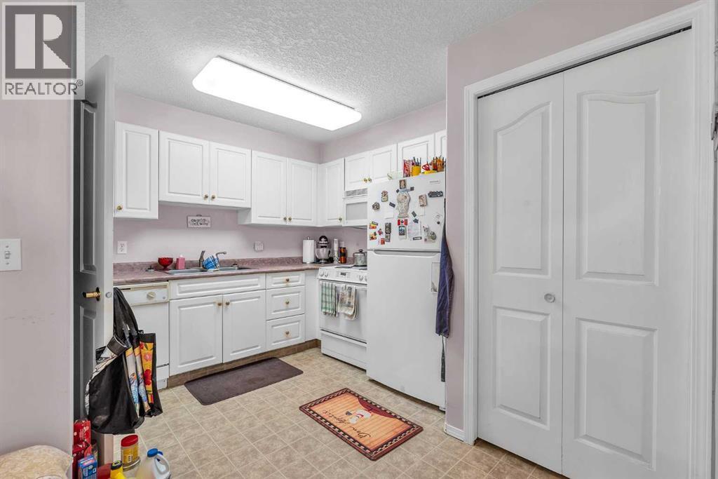 3340, 6818 Pinecliff Grove Ne, Calgary, AB - Indoor Photo Showing Kitchen