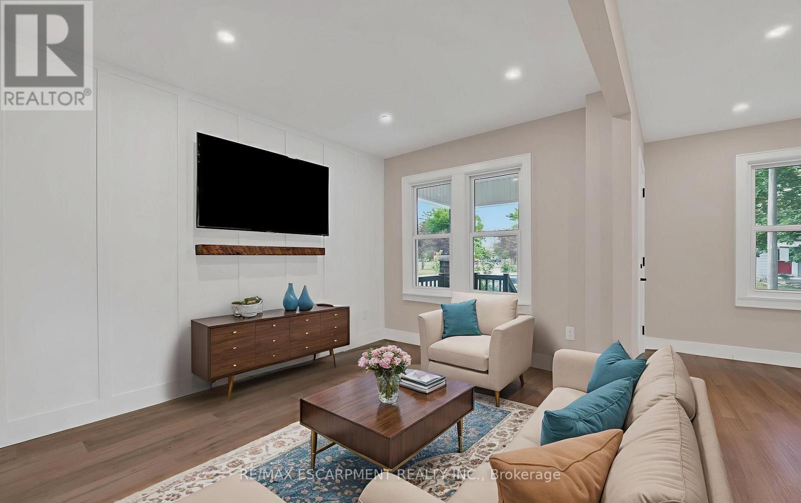VIRTUALLY STAGED - 126 Auburn Avenue, Hamilton, ON - Indoor Photo Showing Living Room