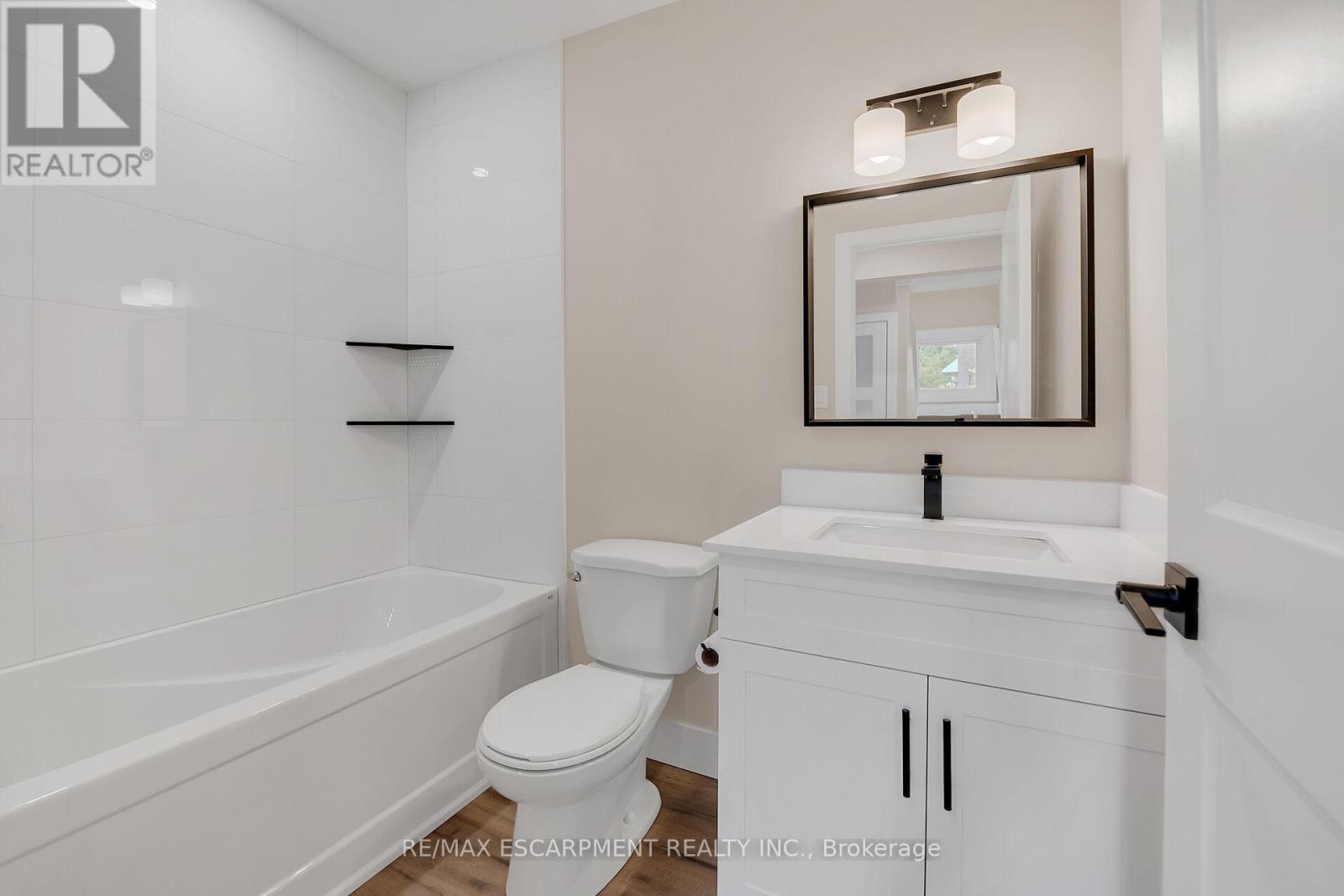 126 Auburn Avenue, Hamilton, ON - Indoor Photo Showing Bathroom