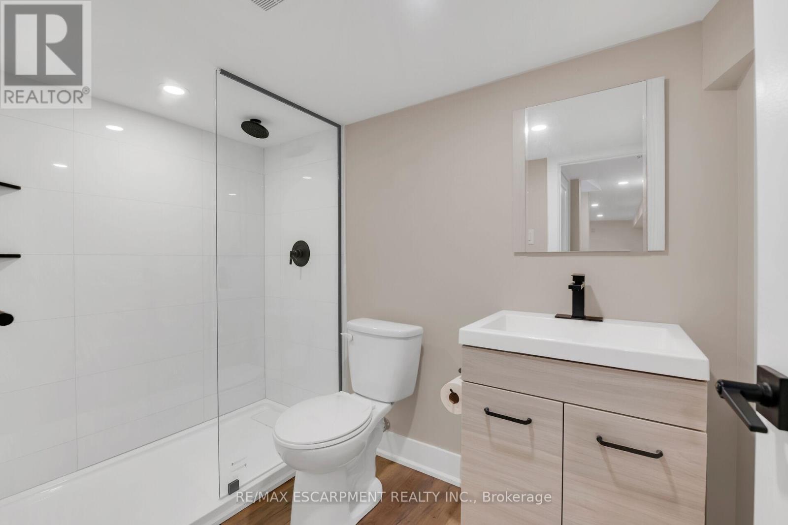 126 Auburn Avenue, Hamilton, ON - Indoor Photo Showing Bathroom