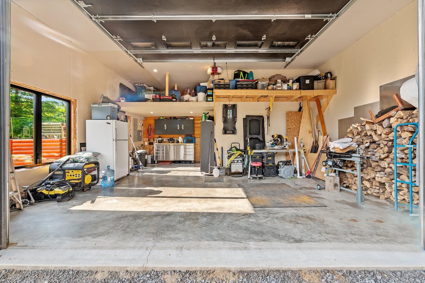 Garage - 55 Rue Du Soleil, Saint-Hippolyte, QC - Indoor Photo Showing Garage