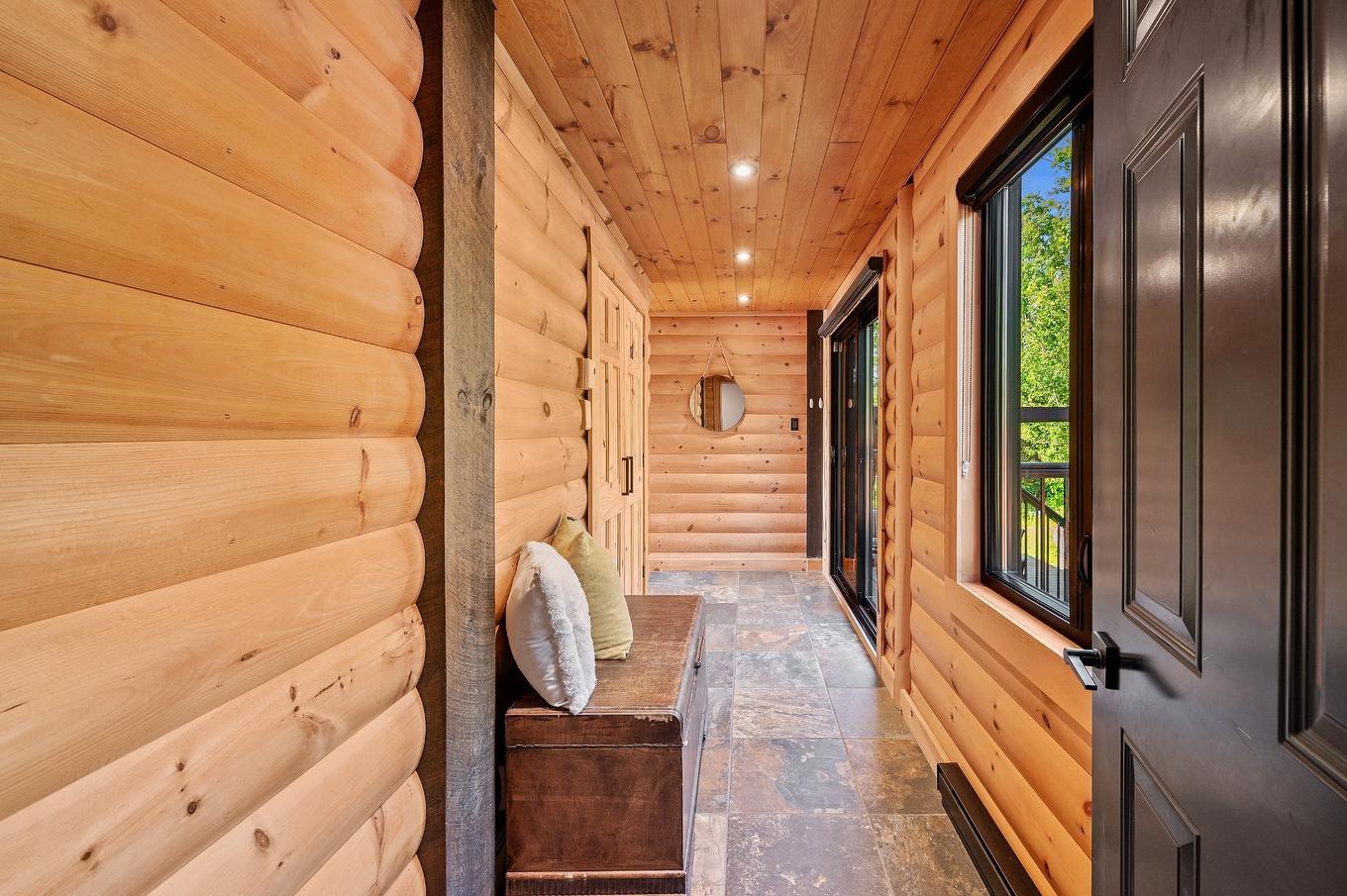 Hall d'entrée/Vestibule - 55 Rue Du Soleil, Saint-Hippolyte, QC - Indoor Photo Showing Other Room