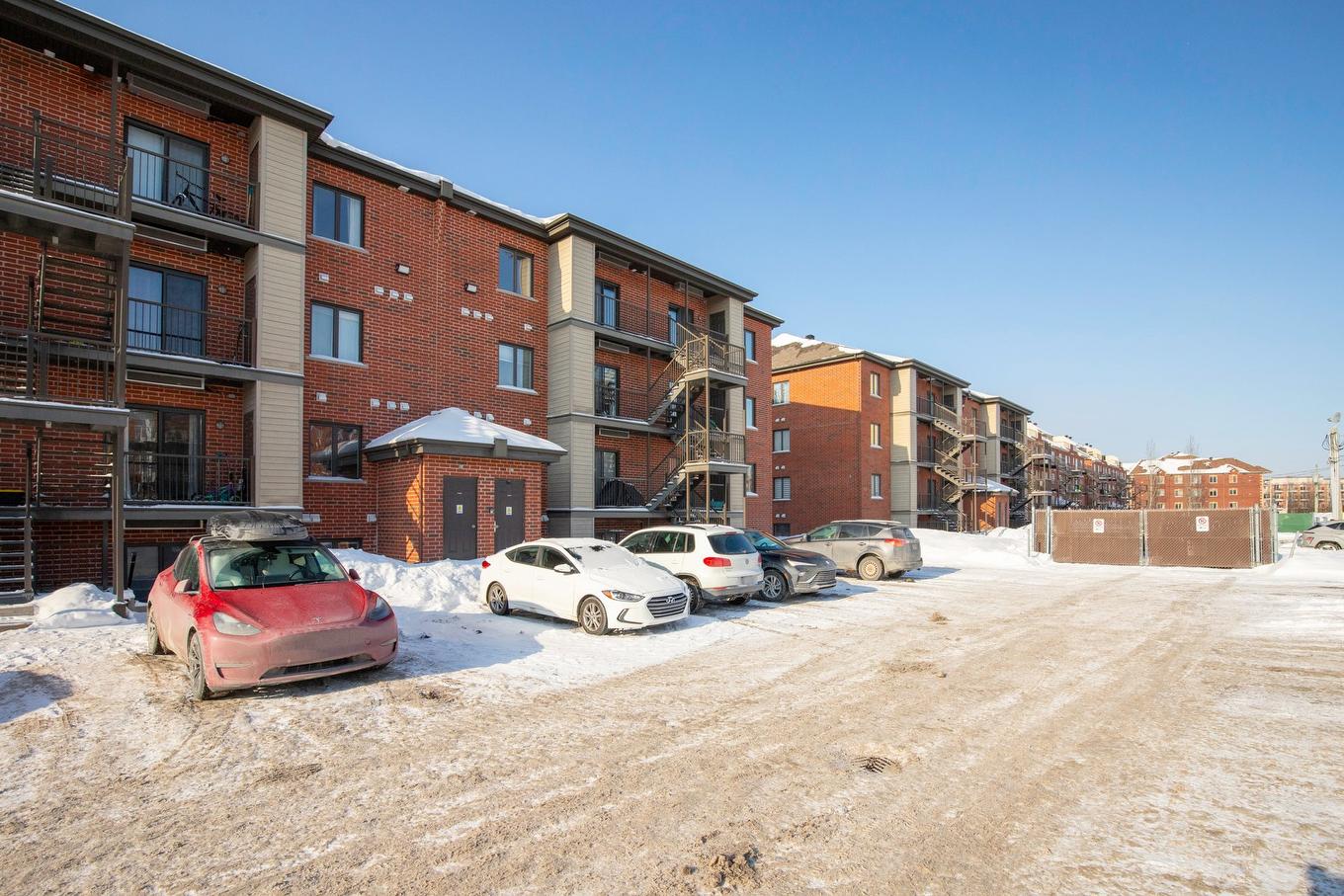 Parking - 3-7220 Boul. Cousineau, Longueuil (Saint-Hubert), QC - Outdoor