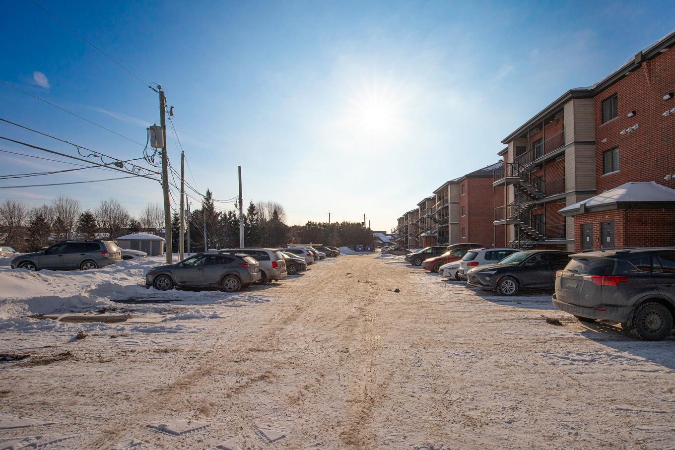 Parking - 3-7220 Boul. Cousineau, Longueuil (Saint-Hubert), QC - Outdoor