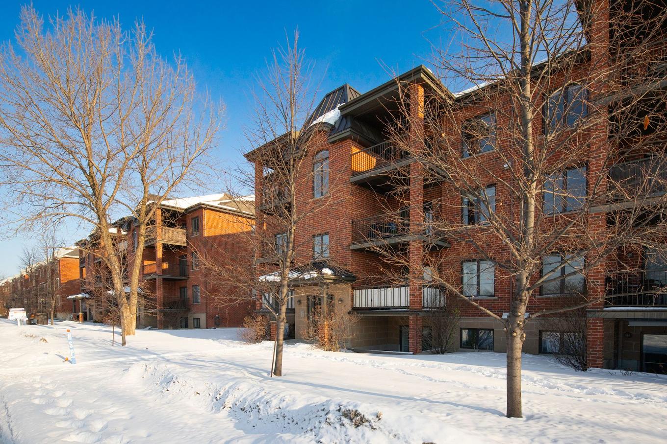 Frontage - 3-7220 Boul. Cousineau, Longueuil (Saint-Hubert), QC - Outdoor