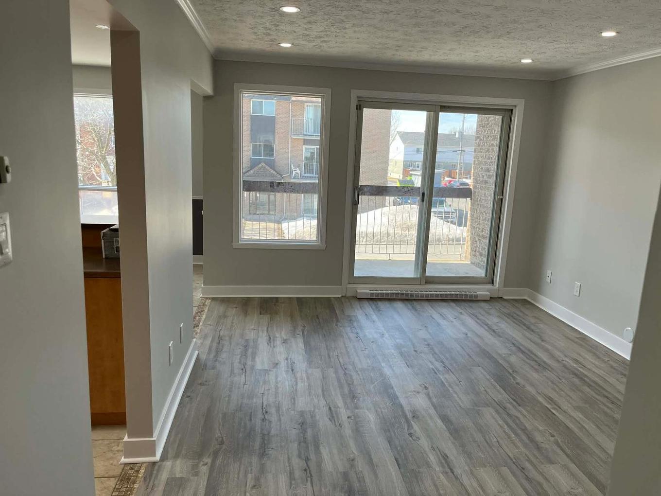 Salon - 202-293 Rue De Montmartre, Saint-Jean-Sur-Richelieu, QC