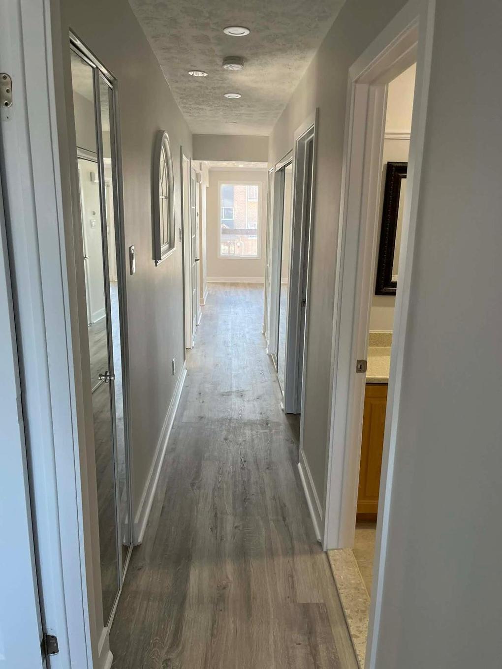 Corridor - 202-293 Rue De Montmartre, Saint-Jean-Sur-Richelieu, QC