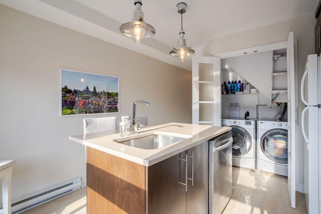 Kitchen - 6556 Rue Chabot, Montréal (Rosemont/La Petite-Patrie), QC - Indoor Photo Showing Laundry Room