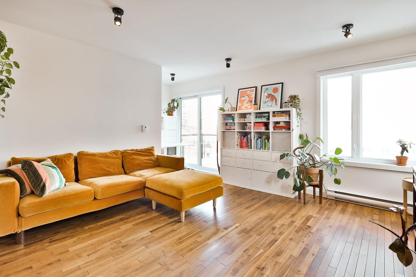 Living room - 8136 Rue Chabot, Montréal (Villeray/Saint-Michel/Parc-Extension), QC - Indoor Photo Showing Living Room