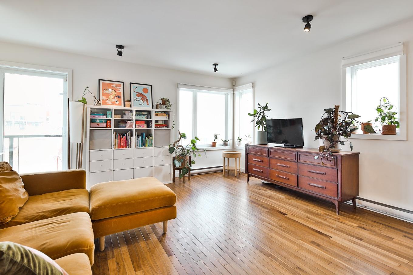Living room - 8136 Rue Chabot, Montréal (Villeray/Saint-Michel/Parc-Extension), QC - Indoor Photo Showing Living Room