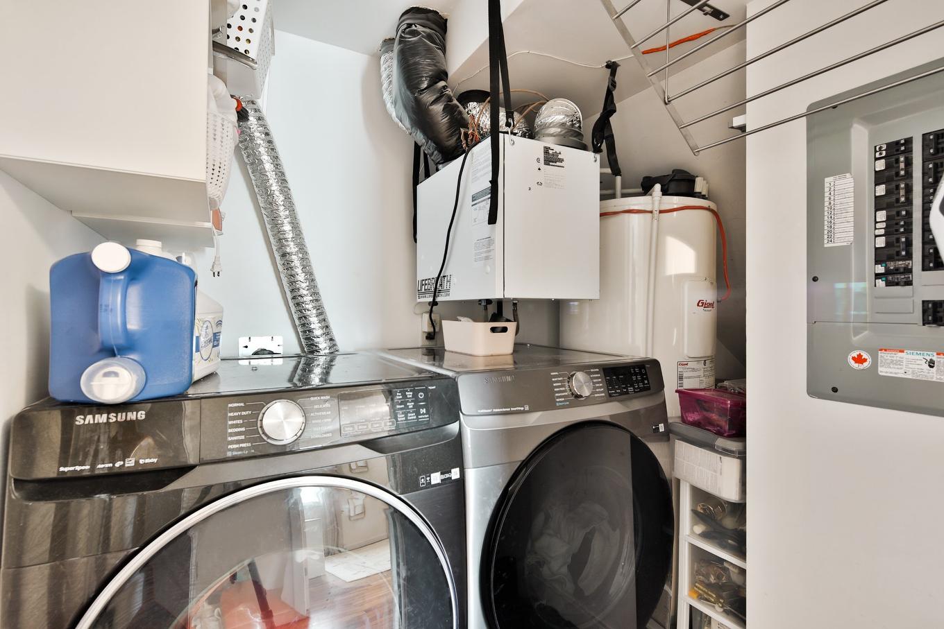 Laundry room - 8136 Rue Chabot, Montréal (Villeray/Saint-Michel/Parc-Extension), QC - Indoor Photo Showing Laundry Room