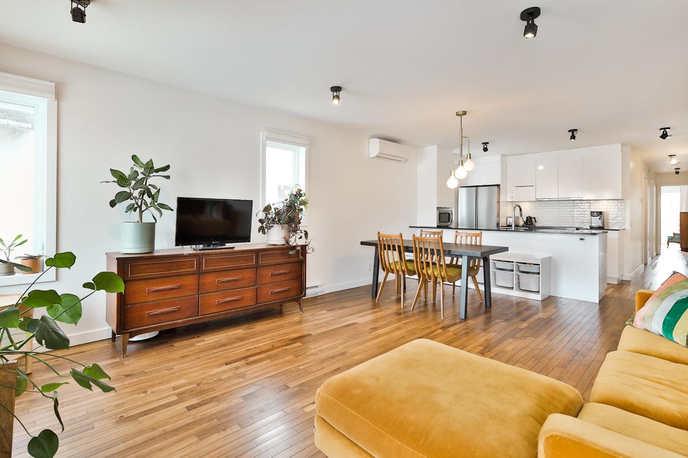 Living room - 8136 Rue Chabot, Montréal (Villeray/Saint-Michel/Parc-Extension), QC - Indoor Photo Showing Living Room