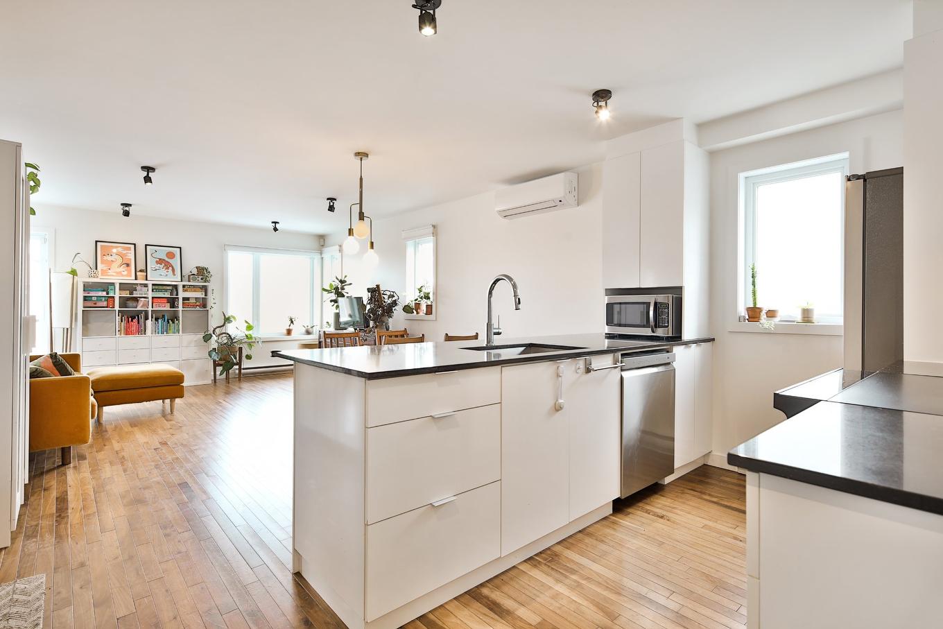 Kitchen - 8136 Rue Chabot, Montréal (Villeray/Saint-Michel/Parc-Extension), QC - Indoor Photo Showing Kitchen With Upgraded Kitchen