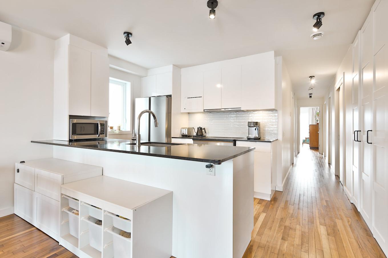 Kitchen - 8136 Rue Chabot, Montréal (Villeray/Saint-Michel/Parc-Extension), QC - Indoor Photo Showing Kitchen With Upgraded Kitchen