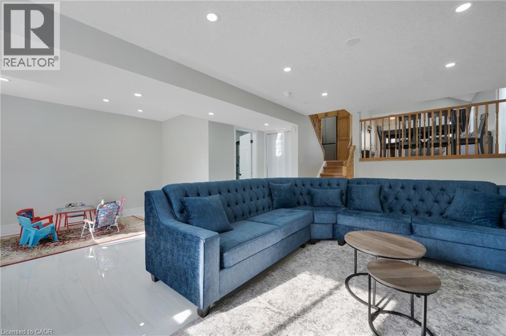 640 Langlaw Drive, Cambridge, ON - Indoor Photo Showing Living Room