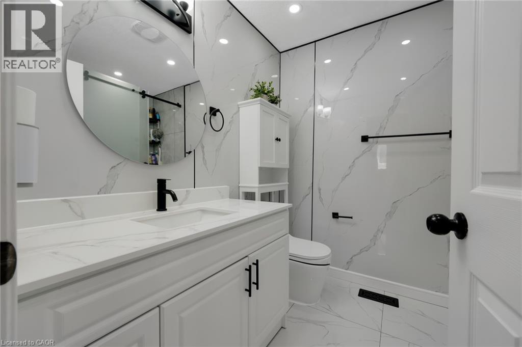 640 Langlaw Drive, Cambridge, ON - Indoor Photo Showing Bathroom