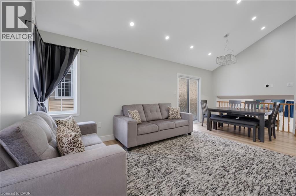 640 Langlaw Drive, Cambridge, ON - Indoor Photo Showing Living Room