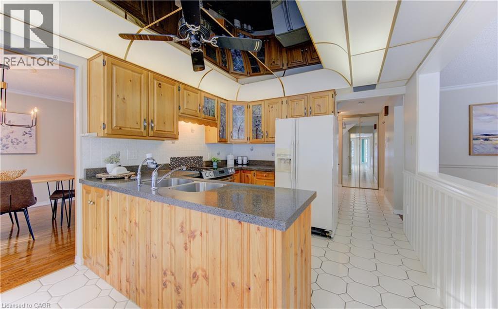 21 Sandcliffe Place, Waterloo, ON - Indoor Photo Showing Kitchen With Double Sink