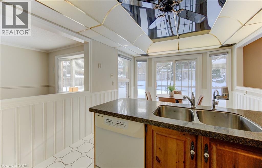 21 Sandcliffe Place, Waterloo, ON - Indoor Photo Showing Kitchen With Double Sink