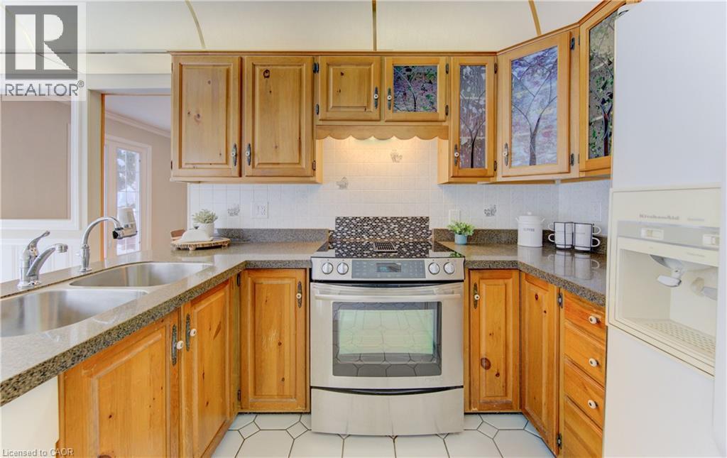 21 Sandcliffe Place, Waterloo, ON - Indoor Photo Showing Kitchen With Double Sink