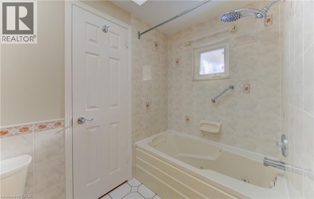 21 Sandcliffe Place, Waterloo, ON - Indoor Photo Showing Bathroom